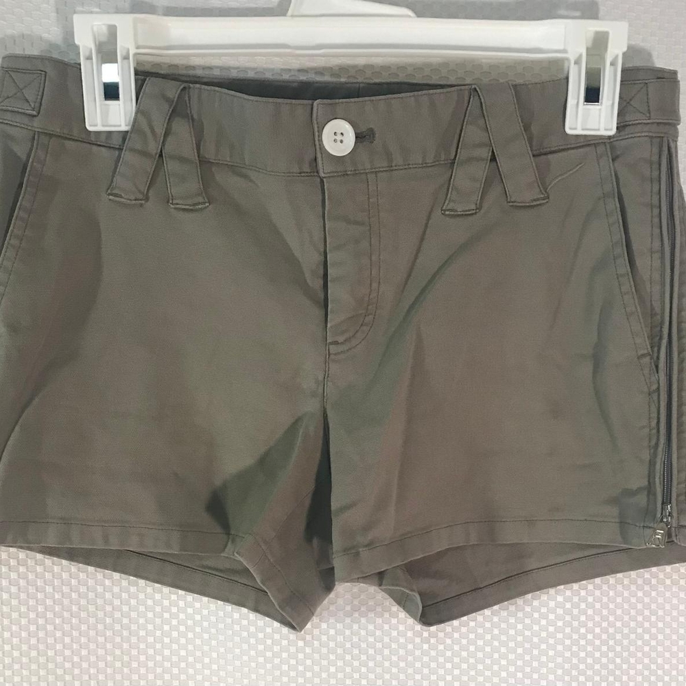 TAHARI Olive Green Women's Shorts zize 6 Made In China Condition Good